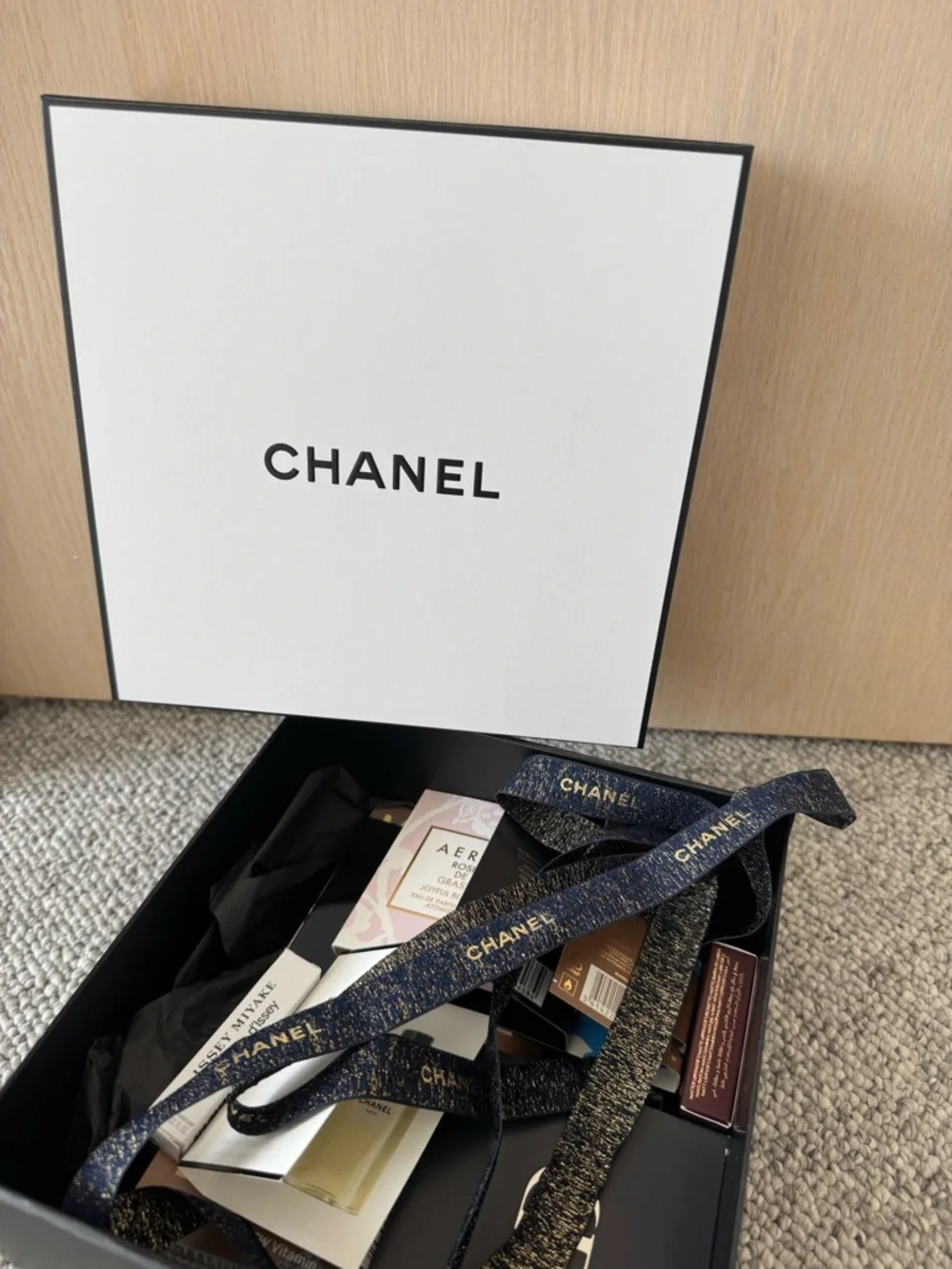 NEW! CHANEL Empty GIFT BOX 8.5X8.5X4 Chanel Cosmetic Sample Pillow Pack, Ribbon